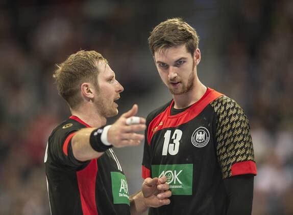 Kapitaen Steffen WEINHOLD l. GER, im Gespraech mit Hendrik PEKELER, GER, Anweisungen, Gestik, geste, Handball Laenderspiel der Maenner, Deutschland (GER) - Island (ISL) 24:27, am 10.01.2016 in Hannover Deutschland.