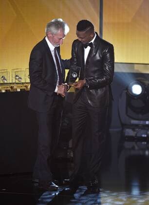 Bilder des Tages - SPORT 11.01.2016, Fussball, Auszeichnung FIFA-Weltfussballer 2015, Ballon D or 2015 im Kongresszentrum Zürich (Schweiz). Paul Breitner (li, FC Bayern) bekommt den Preis von Samuel Eto o (re) für Torwart Manuel Neuer (FC Bayern München) der in die FIFA-Weltelf 2015 gewählt wurde. 