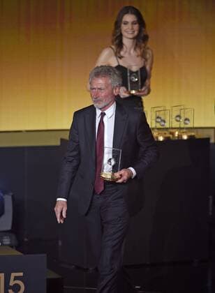 11.01.2016, Fussball, Auszeichnung FIFA-Weltfussballer 2015, Ballon D or 2015 im Kongresszentrum Zürich (Schweiz). Paul Breitner (li, FC Bayern) bekommt den Preis für Torwart Manuel Neuer (FC Bayern München) der in die FIFA-Weltelf 2015 gewählt wurde. 