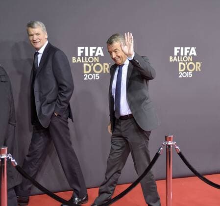 11.01.2016, Fussball, Auszeichnung FIFA-Weltfussballer 2015, Ballon D or 2015 im Kongresszentrum Zürich (Schweiz). Roter Teppich vor der Verleihung: re: Wolfgang Niersbach (GER) winkt. 