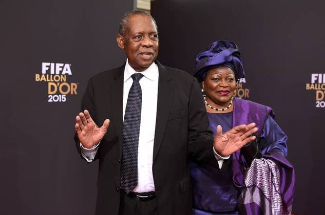 Fussball International FIFA Ballon d Or 2015 in Zuerich 11.01.2016 Weltfussballer 2015: FIFA Interimspraesident Issa Hayatou (li, Kamerun und CAF Praesident) mit Frau 