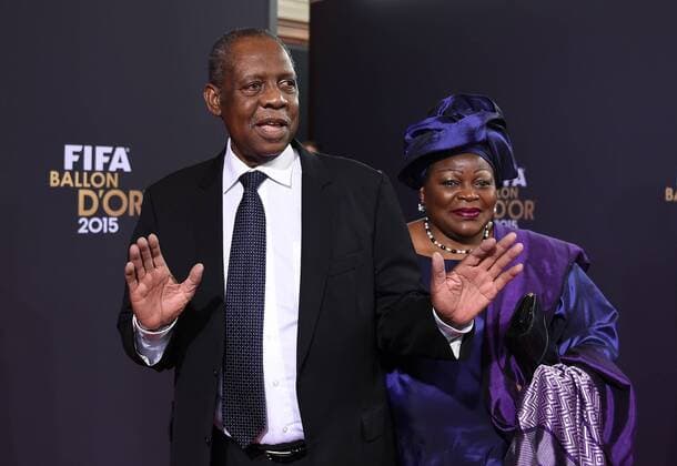 Fussball International FIFA Ballon d Or 2015 in Zuerich 11.01.2016 Weltfussballer 2015: FIFA Interimspraesident Issa Hayatou (li, Kamerun und CAF Praesident) mit Frau 