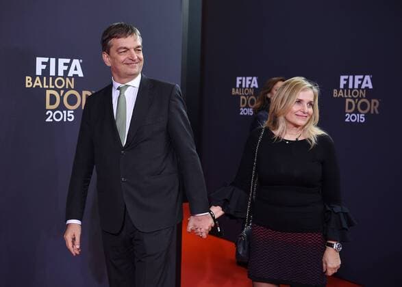 Fussball International FIFA Ballon d Or 2015 in Zuerich 11.01.2016 Weltfussballer 2015: Kandidat fuer das Amt des FIFA Praesidenten; Jerome Champagne (Frankreich) mit Frau Lauren 