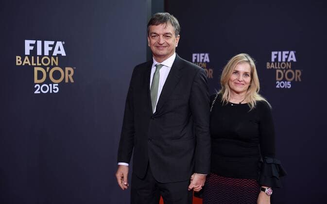 Fussball International FIFA Ballon d Or 2015 in Zuerich 11.01.2016 Weltfussballer 2015: Kandidat fuer das Amt des FIFA Praesidenten; Jerome Champagne (Frankreich) mit Frau Lauren 
