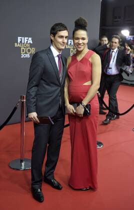 11.01.2016, Fussball, Auszeichnung FIFA-Weltfussballer 2015, Ballon D or 2015 im Kongresszentrum Zürich (Schweiz). Die nominierte Frauenfussballerin Celia Sasic (re, GER) mit ihrem Mann Marko Sasic auf dem roten Teppich. Celia Sasic ist Schwanger. 