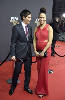 11.01.2016, Fussball, Auszeichnung FIFA-Weltfussballer 2015, Ballon D or 2015 im Kongresszentrum Zürich (Schweiz). Die nominierte Frauenfussballerin Celia Sasic (re, GER) mit ihrem Mann Marko Sasic auf dem roten Teppich. Celia Sasic ist Schwanger. 