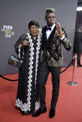 11.01.2016, Fussball, Auszeichnung FIFA-Weltfussballer 2015, Ballon D or 2015 im Kongresszentrum Zürich (Schweiz). Paul Pogba (re, Juventus Turin) auf dem roten Teppich mit seiner Mutter. 