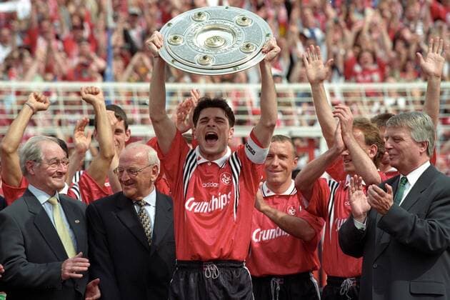 Der 1. FC Kaiserslautern ist deutscher Meister: Ciriaco Sforza mit der Meisterschale, li. DFB-Präsident Egidius Braun