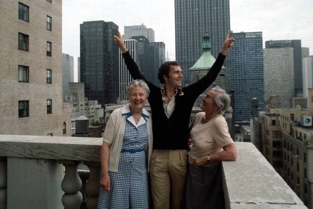 Franz Beckenbauer (Cosmos New York) mit seiner Mutter Antonie und seiner Tante Paula in New York