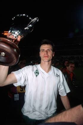Der SV Werder Bremen gewinnt den Europapokal der Pokalsieger: Rune Bratseth mit der Trophäe