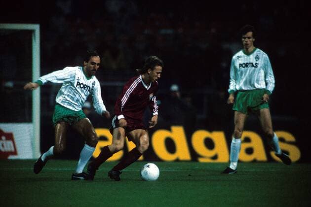 Fußball, Europapokal der Landesmeister 1988 1989, SV Werder Bremen - BFC Dynamo 5-0 Europapokal der Landesmeister 1. Runde, SV Werder Bremen - Berliner FC Dynamo: Jonny Otten (li., Bremen) gegen Andreas Thom (BFC)