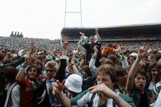 Fußball, SV Werder Bremen, Deutscher Meister 1988 Der SV Werder Bremen ist deutscher Meister: Die Fans feiern auf dem Platz