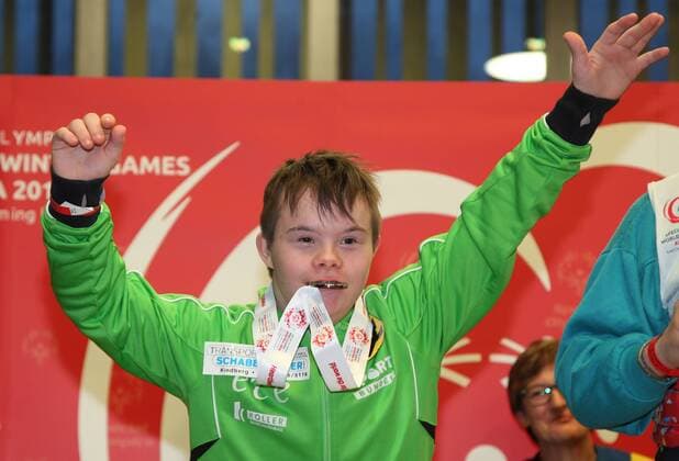 Bilder des Tages - SPORT Pre-Games der Special Olympics in Schladming, Ski Alpin Siegerehrungen SPECIAL OLYMPICS - Pre-Games 2016 SCHLADMING,AUSTRIA,12.JAN.16 - SPECIAL OLYMPICS,ALPINE SKIING - World Winter games Winterspiele Spiele Summer games 2017, Pre-Games, award ceremony. Image shows Peter Petritsch (AUT). GEPAxpictures xHaraldxSteiner