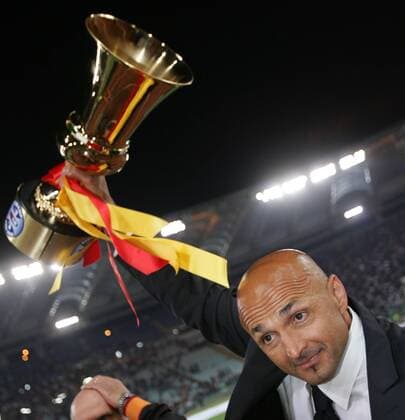 Fußball, Luciano Spalletti während seiner Zeit beim AS Rom zwischen 2005 und 2009 AS Roma trainer Luciano Spalletti celebrates holding the cup Festeggiamenti Roma 24 5 2008 Stadio Olimpico Coppa Italia - Italy Cup Final Roma-Inter (2-1)