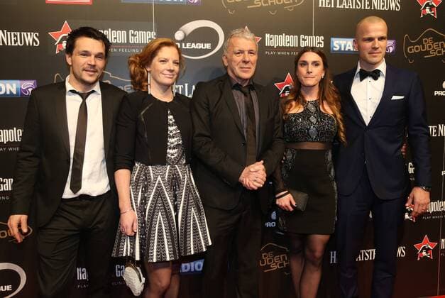 Fußball, BEL, Verleihung des Goldenen Schuhs in Lint - LINT, BELGIUM: Eric Gerets and family pictured on the red carpet ahead of the 62nd edition of the Golden Shoe award ceremony, Wednesday 13 January 2016, in Lint AED studio. The Golden Shoe (Gouden Schoen Soulier d Or) is an award for the best soccer player of the Belgian Jupiler Pro League championship during the year 2015. VIRGINIExLEFOUR  x04772700x