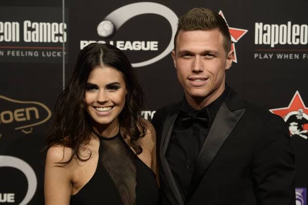 Fußball, BEL, Verleihung des Goldenen Schuhs in Lint - LINT, BELGIUM: Mechelen s Jens Naessens and partner pictured on the red carpet ahead of the 62nd edition of the Golden Shoe award ceremony, Wednesday 13 January 2016, in Lint AED studio. The Golden Shoe (Gouden Schoen Soulier d Or) is an award for the best soccer player of the Belgian Jupiler Pro League championship during the year 2015. DIRKxWAEM  x04772737x