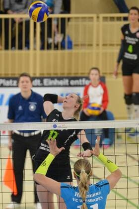 Volleyball, 1. BL Damen, VC Wiesbaden - Köpenicker SC 13.01.2016, xtkx, Volleyball 1.Bundesliga Damen, VC Wiesbaden - Köpenicker SV, emspor v.l. Liz Hintemann (VC Wiesbaden), Pia Riedel (KSC),