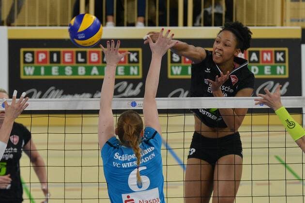13.01.2016, xtkx, Volleyball 1.Bundesliga Damen, VC Wiesbaden - Köpenicker SV, emspor v.l. Rebecca Schaeperklaus (VC Wiesbaden), Lauren Barfield (KSC),