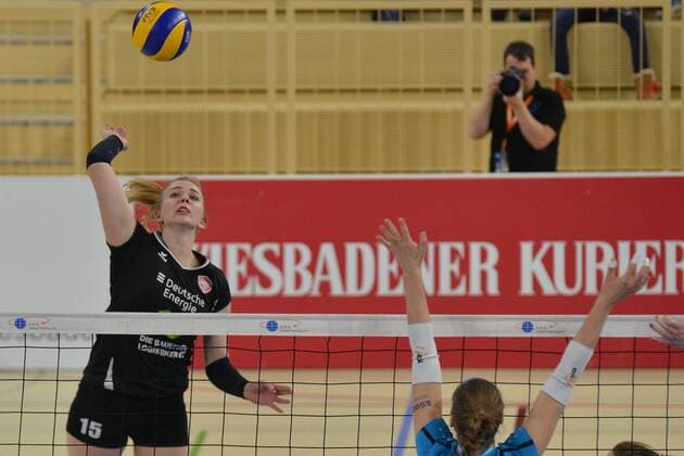 13.01.2016, xtkx, Volleyball 1.Bundesliga Damen, VC Wiesbaden - Köpenicker SV, emspor v.l. Nele Iwohn (KSC), Esther van Berkel (VC Wiesbaden),