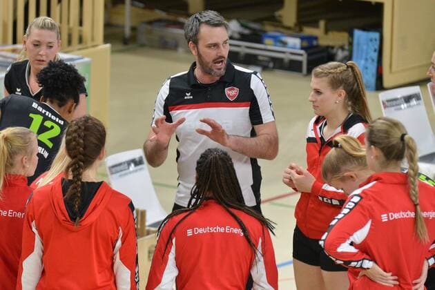 13.01.2016, xtkx, Volleyball 1.Bundesliga Damen, VC Wiesbaden - Köpenicker SV, emspor v.l. Trainer Bjoern Matthes (KSC),