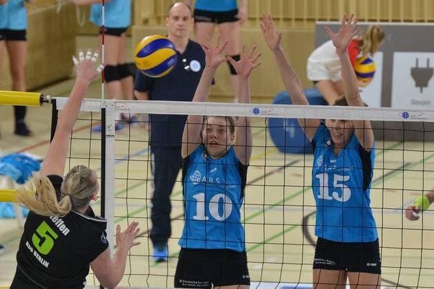 13.01.2016, xtkx, Volleyball 1.Bundesliga Damen, VC Wiesbaden - Köpenicker SV, emspor v.l. Dominice Steffen (KSC), Kaisa Alanko (VC Wiesbaden), Jennifer Pettke (VC Wiesbaden),