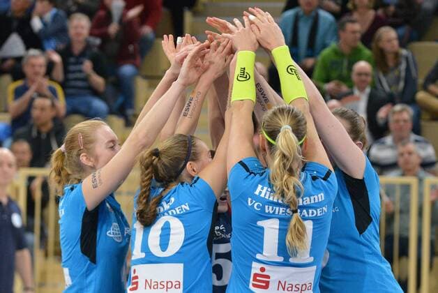 13.01.2016, xtkx, Volleyball 1.Bundesliga Damen, VC Wiesbaden - Köpenicker SV, emspor v.l. Vc Wiesbaden,