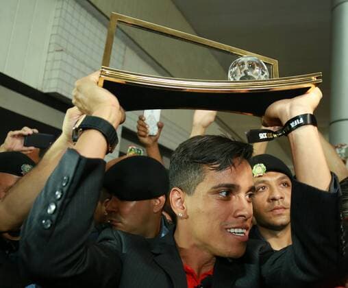 Themen der Woche - Sport Bilder des Tages - SPORT Fußball, Empfang von Puskas-Preisträger Wendell Lima in Goiania Brazilian soccer player Wendell Lira (C), holds his Puskas price for the best goal of the year, as he arrives in Goiania city, Brazil, 13 January 2016. The award opened the 26-year-old the doors of second division team Goiania after a tough past year wandering about third and fourth division teams to finally end up unemployed last July. SOCCER PLAYER WENDELL LIRA VISITS GOIANIA !ACHTUNG: NUR REDAKTIONELLE NUTZUNG!  BRA03 20160113-635883164868562926