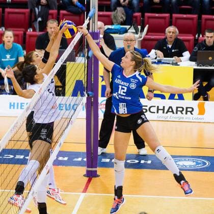 Stuttgart Deborah van Daelen (12 Stuttgart) im Duell am Netz mit Ivona Svobodnikova (5 Aachen) und Miroslava Kuciakova (2 Aachen); 1. Volleyball Bundesliga Damen, SCHARRena, Stuttgart Deutschland Germany, 20160113; Spiel: Allianz MTV Stuttgart gegen Ladies in Black (PTSV) Aachen; Copyright: Wuechner Eibner-Pressefoto EP_NWR