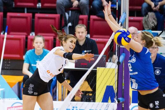 Stuttgart Angriff Miroslava Kuciakova (2 Aachen); 1. Volleyball Bundesliga Damen, SCHARRena, Stuttgart Deutschland Germany, 20160113; Spiel: Allianz MTV Stuttgart gegen Ladies in Black (PTSV) Aachen; Copyright: Wuechner Eibner-Pressefoto EP_NWR