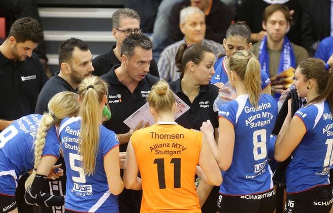 Stuttgart , Volleyball Bundesliga Allianz MTV Stuttgart vs. Ladies in Black Aachen , Trainer Guillermo Nanranjo Hernandez mit seiner Mannschaft