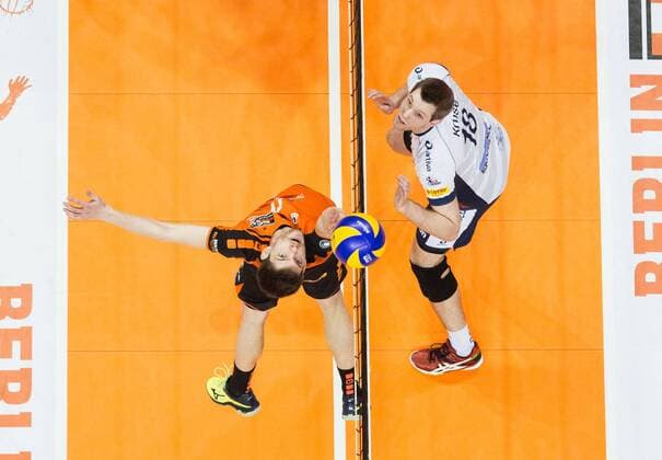 Berlin, Deutschland, 13.01.2016: Volleyball Bundesliga Saison 2015 2016 - Berlin Recycling Volleys - SVG Lueneburg Lüneburg. Tsimafei Zhukouski (BR Volleys 11) gegen den Block aus Patrick Kruse (Lüneburg 18)