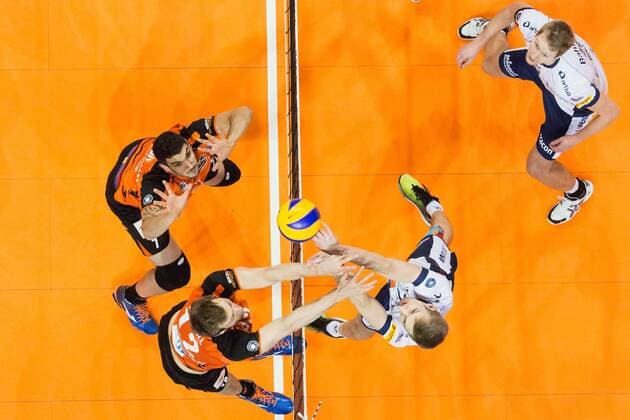 Berlin, Deutschland, 13.01.2016: Volleyball Bundesliga Saison 2015 2016 - Berlin Recycling Volleys - SVG Lueneburg Lüneburg. Rene Bahlburg (Lüneburg 5) und Jannik Pörner Poerner (Lüneburg 7) gegen den Block aus Nicolas Le Goff (BR Volleys 7) und Paul Carroll (BR Volleys 12)