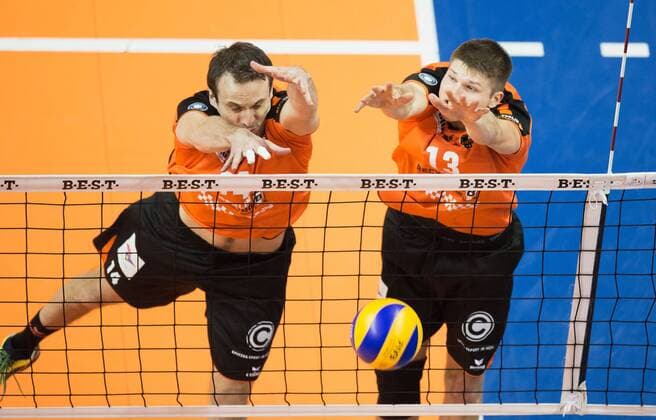 Berlin, Deutschland, 13.01.2016: Volleyball Bundesliga Saison 2015 2016 - Berlin Recycling Volleys - SVG Lueneburg Lüneburg. Block Tomas Kmet (BR Volleys 14), Ruben Schott (BR Volleys 13)