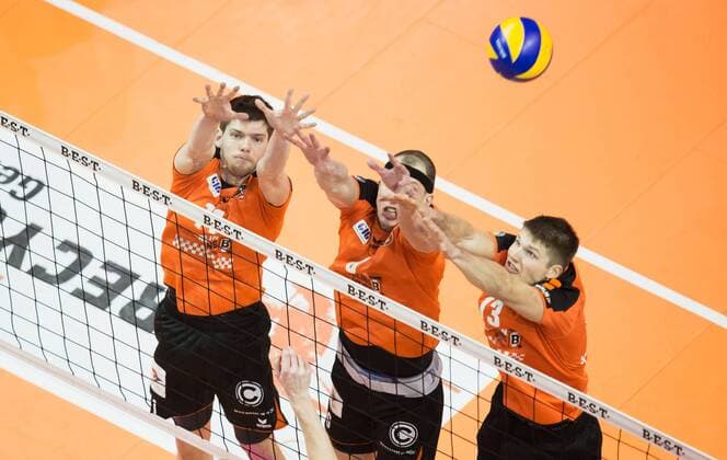 Berlin, Deutschland, 13.01.2016: Volleyball Bundesliga Saison 2015 2016 - Berlin Recycling Volleys - SVG Lueneburg Lüneburg. Block v.li. Tsimafei Zhukouski (BR Volleys 11), Felix Fischer (BR Volleys 6), Ruben Schott (BR Volleys 13)