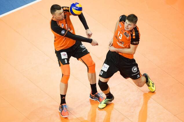 Berlin, Deutschland, 13.01.2016: Volleyball Bundesliga Saison 2015 2016 - Berlin Recycling Volleys - SVG Lueneburg Lüneburg. Annahme Paul Lotman (BR Volleys 9), Ruben Schott (BR Volleys 13)