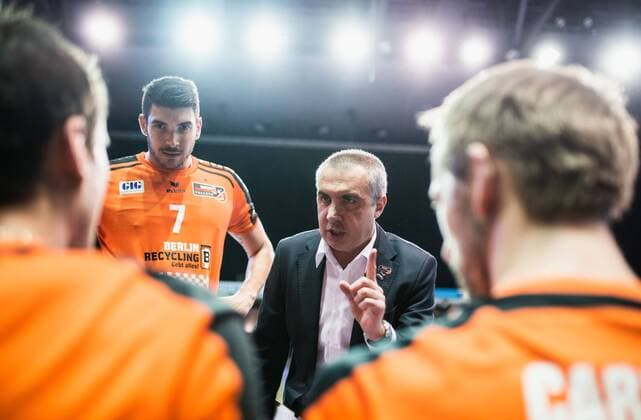 Berlin, Deutschland, 13.01.2016: Volleyball Bundesliga Saison 2015 2016 - Berlin Recycling Volleys - SVG Lueneburg Lüneburg. Trainer Roberto Serniotti (BR Volleys) gibt Anweisungen an v.li. Nicolas Le Goff (BR Volleys 7), Tsimafei Zhukouski (BR Volleys 11), Paul Carroll (BR Volleys 12)