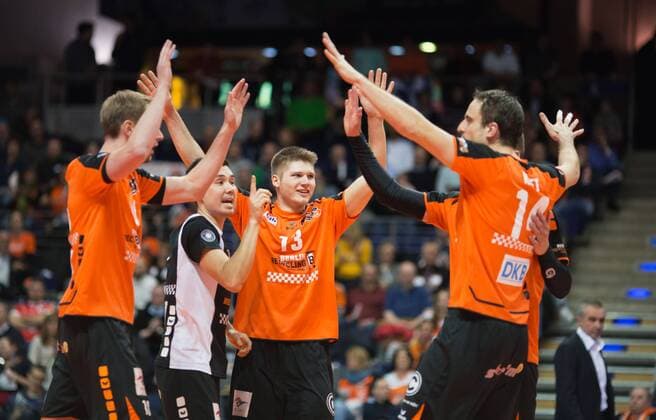 Berlin, Deutschland, 13.01.2016: Volleyball Bundesliga Saison 2015 2016 - Berlin Recycling Volleys - SVG Lueneburg Lüneburg. Jubel Berlin v.li. Sebastian Kühner Kuehner (BR Volleys 20), Erik Shoji (BR Volleys 2), Ruben Schott (BR Volleys 13), Paul Lotman (BR Volleys 9), Sebastian Kühner Kuehner (BR Volleys 20)
