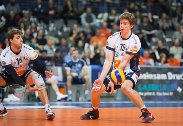 Berlin, Deutschland, 13.01.2016: Volleyball Bundesliga Saison 2015 2016 - Berlin Recycling Volleys - SVG Lueneburg Lüneburg. Annahme Carlos Mora Sabate (Lüneburg 16), Nick Del Bianco (Lüneburg 15)