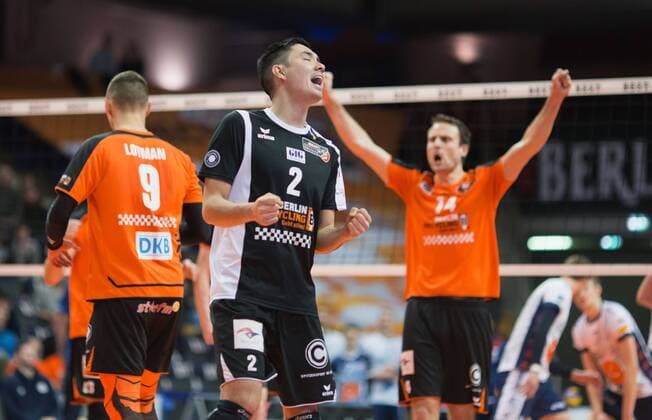 Berlin, Deutschland, 13.01.2016: Volleyball Bundesliga Saison 2015 2016 - Berlin Recycling Volleys - SVG Lueneburg Lüneburg. Erik Shoji (BR Volleys 2)