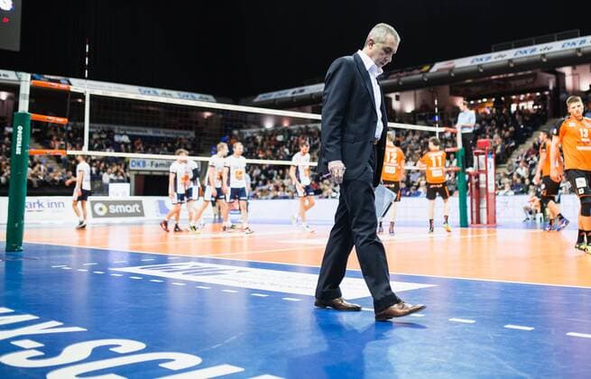 Berlin, Deutschland, 13.01.2016: Volleyball Bundesliga Saison 2015 2016 - Berlin Recycling Volleys - SVG Lueneburg Lüneburg. Trainer Roberto Serniotti (BR Volleys)