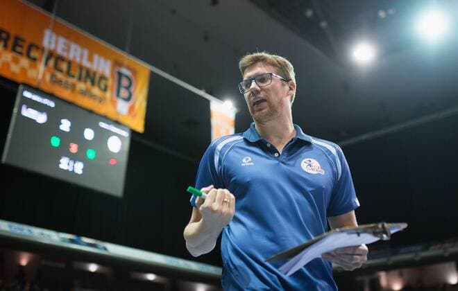 Berlin, Deutschland, 13.01.2016: Volleyball Bundesliga Saison 2015 2016 - Berlin Recycling Volleys - SVG Lueneburg Lüneburg. Trainer Stefan Hübner Huebner (Lüneburg)