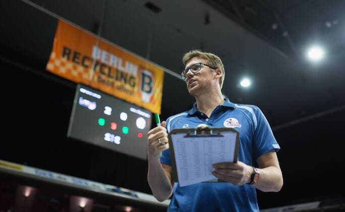Berlin, Deutschland, 13.01.2016: Volleyball Bundesliga Saison 2015 2016 - Berlin Recycling Volleys - SVG Lueneburg Lüneburg. Trainer Stefan Hübner Huebner (Lüneburg)