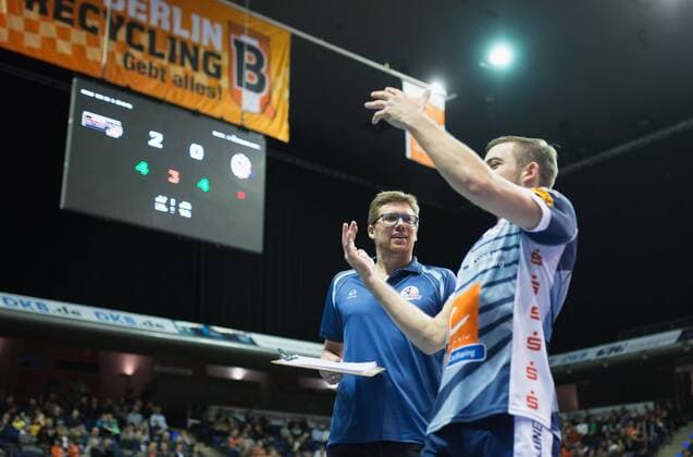 Berlin, Deutschland, 13.01.2016: Volleyball Bundesliga Saison 2015 2016 - Berlin Recycling Volleys - SVG Lueneburg Lüneburg. Trainer Stefan Hübner Huebner (Lüneburg), Erik John Mattson (Lüneburg 1)
