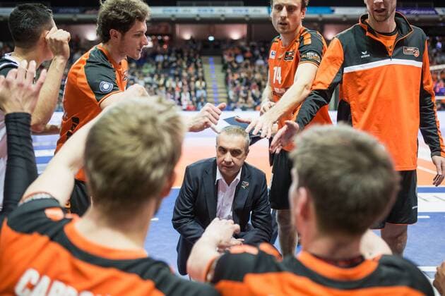 Berlin, Deutschland, 13.01.2016: Volleyball Bundesliga Saison 2015 2016 - Berlin Recycling Volleys - SVG Lueneburg Lüneburg. Trainer Roberto Serniotti (BR Volleys)