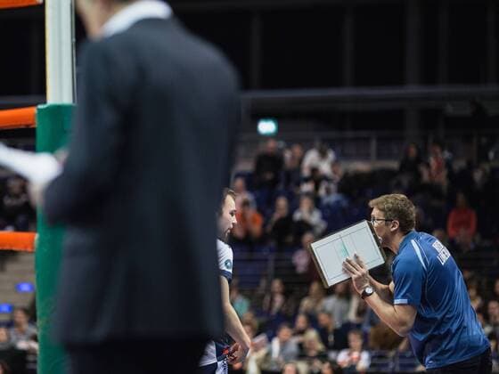 Berlin, Deutschland, 13.01.2016: Volleyball Bundesliga Saison 2015 2016 - Berlin Recycling Volleys - SVG Lueneburg Lüneburg. Trainer Stefan Hübner Huebner (Lüneburg)
