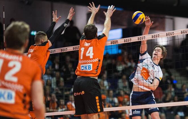 Berlin, Deutschland, 13.01.2016: Volleyball Bundesliga Saison 2015 2016 - Berlin Recycling Volleys - SVG Lueneburg Lüneburg. Nick Del Bianco (Lüneburg 15) gegen den Block aus Paul Lotman (BR Volleys 9) und Tomas Kmet (BR Volleys 14)