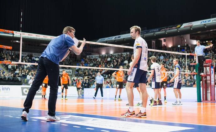 Berlin, Deutschland, 13.01.2016: Volleyball Bundesliga Saison 2015 2016 - Berlin Recycling Volleys - SVG Lueneburg Lüneburg. Trainer Stefan Hübner Huebner (Lüneburg), Nicolas Marks (Lüneburg 11)