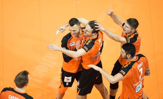Berlin, Deutschland, 13.01.2016: Volleyball Bundesliga Saison 2015 2016 - Berlin Recycling Volleys - SVG Lueneburg Lüneburg. Jubel Berlin v.li. Paul Carroll (BR Volleys 12), Paul Lotman (BR Volleys 9), Tomas Kmet (BR Volleys 14), Ruben Schott (BR Volleys 13), Nicolas Le Goff (BR Volleys 7)