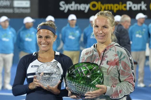 Bilder des Tages - SPORT 15.01.16 Sydney, Australia. Runner up Monica Puig (PUR) and winner Svetlana Kuznetsova (RUS) with their trophies after the singles final on day 6 at the Apia International Sydney. Kznetsova won the final 6-0,6-2. xNigelxOwenx  ActionPlus11697016