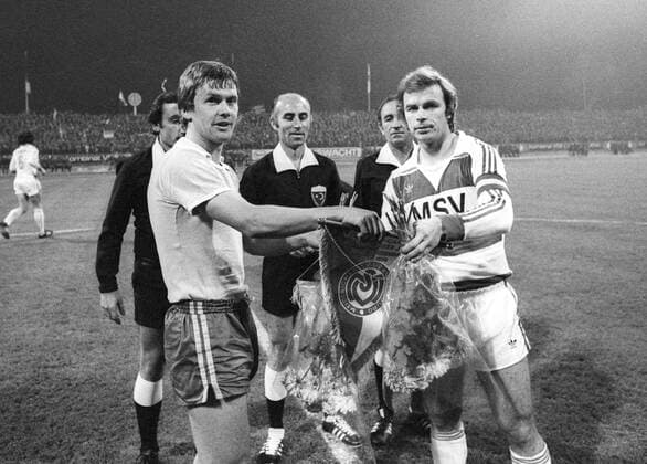 UEFA-Pokal: Carl - Zeiss Jena - MSV Duisburg 1978 0:0 Konrad Weise und Bernard Dietz bei der Begruessung tauschen Wimpel aus. HM